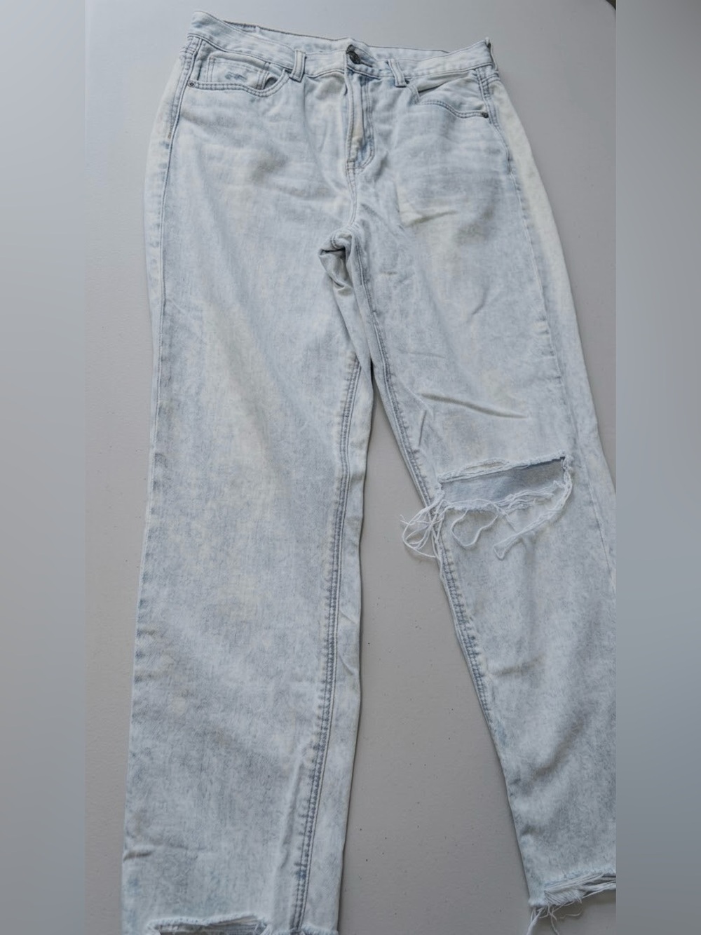 American Eagle Outfitters | Light Blue Jeans with Distressed Knee | Size 10